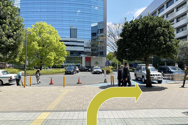 正面バスターミナルに沿ってを右に進みます