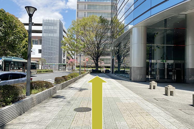 バスターミナルに沿って進みます
