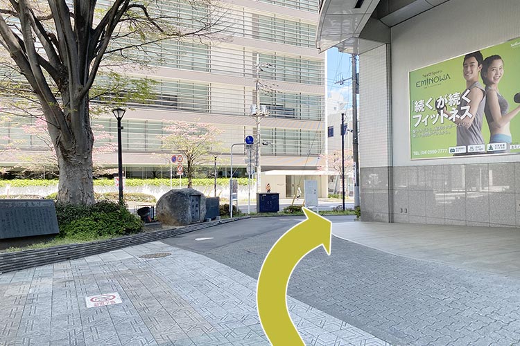 バスターミナルに沿って進みます