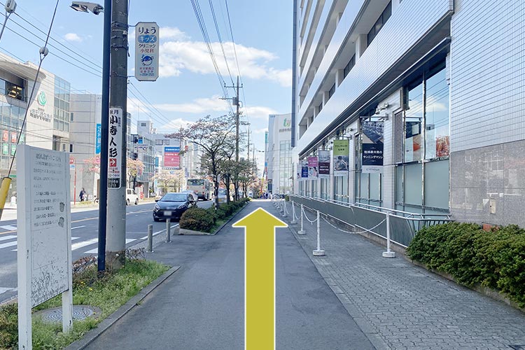 バスターミナルを抜けまっすぐ進みます