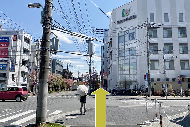 信号を越え、まっすぐ進みます