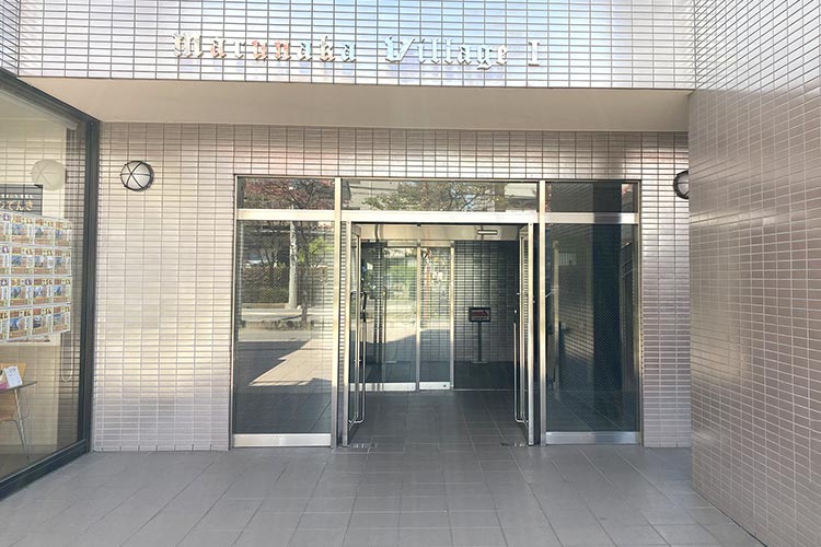 エントランス奥にエレベーターがありますので、ご利用ください