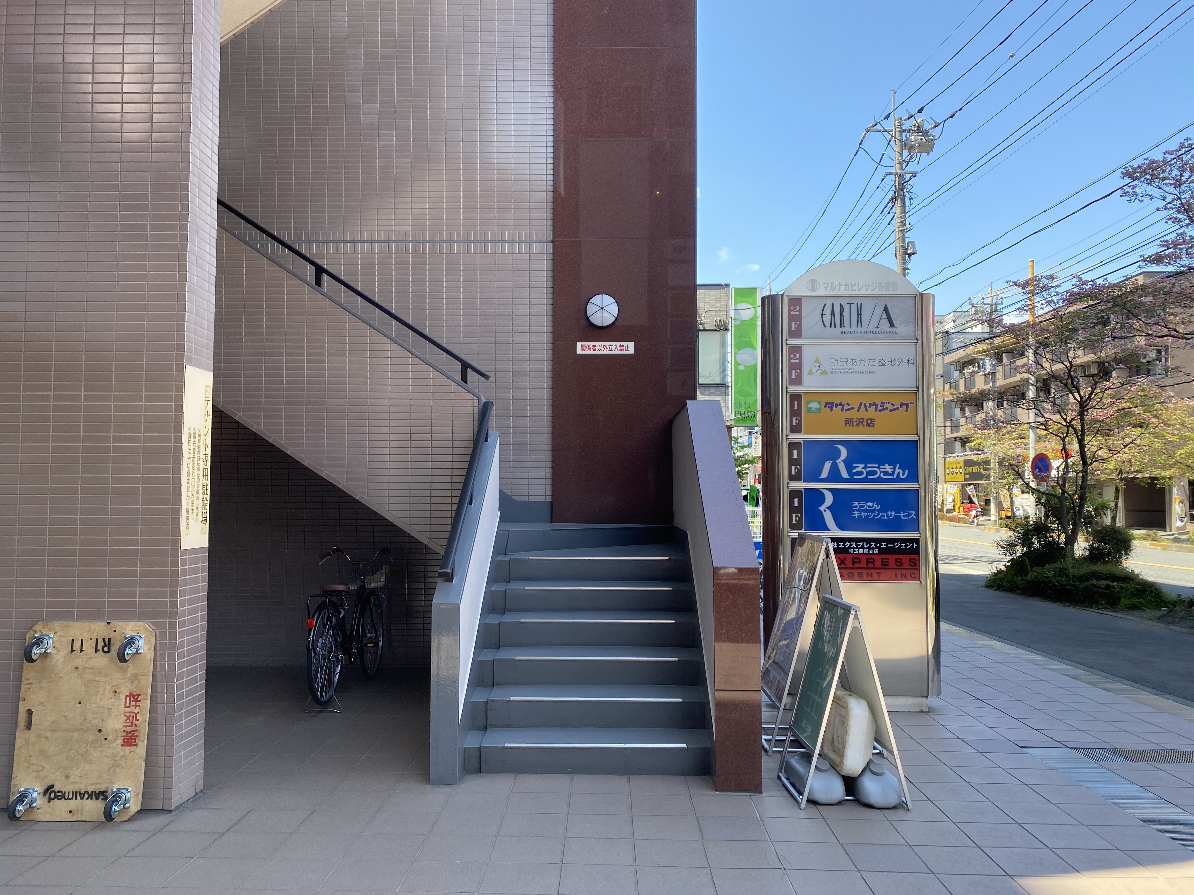 エントランス右手に階段もございます